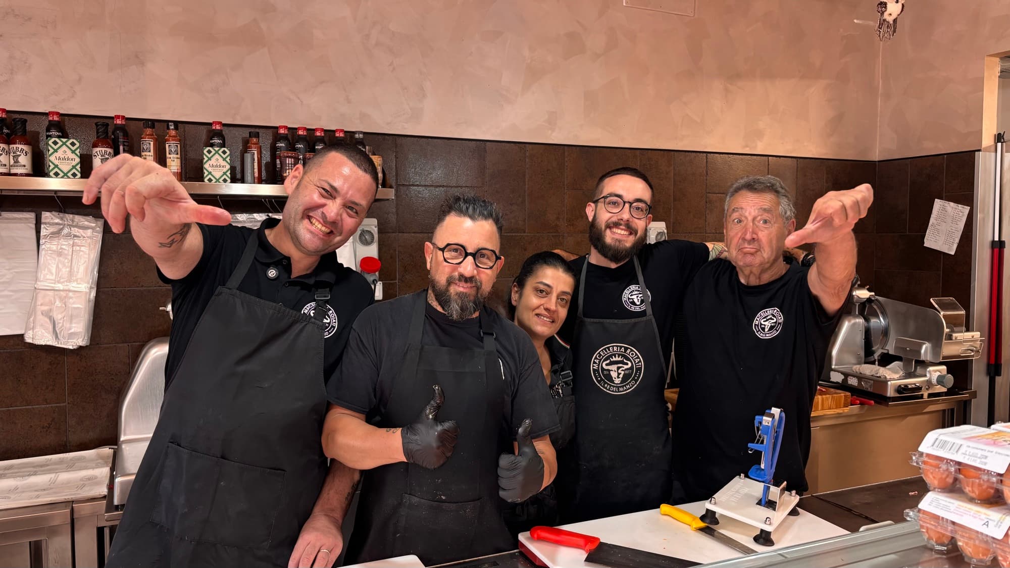La squadra della Macelleria Roiati dietro al banco